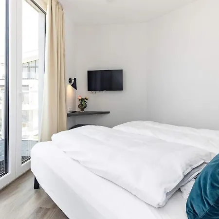 아파트 6 Person In *