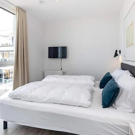 아파트 6 Person In *