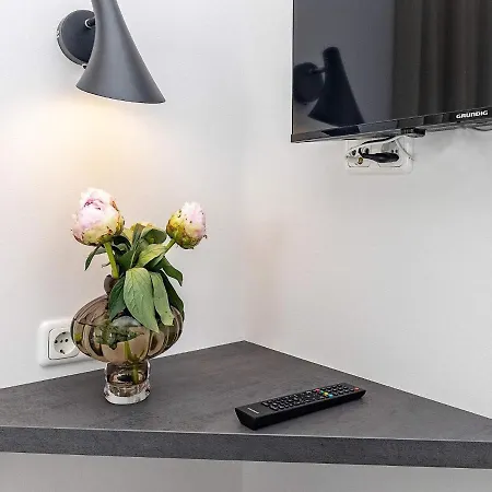 아파트 6 Person In *