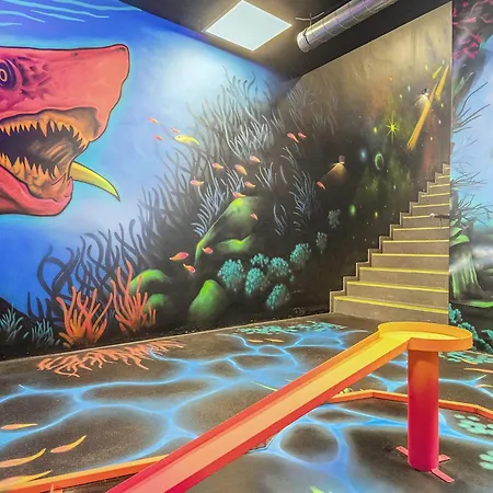 아파트 6 Person In *