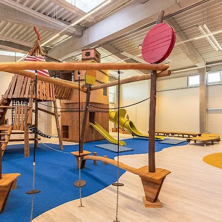 아파트 6 Person In *